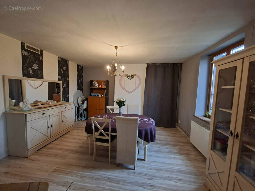Maison à AUBENTON