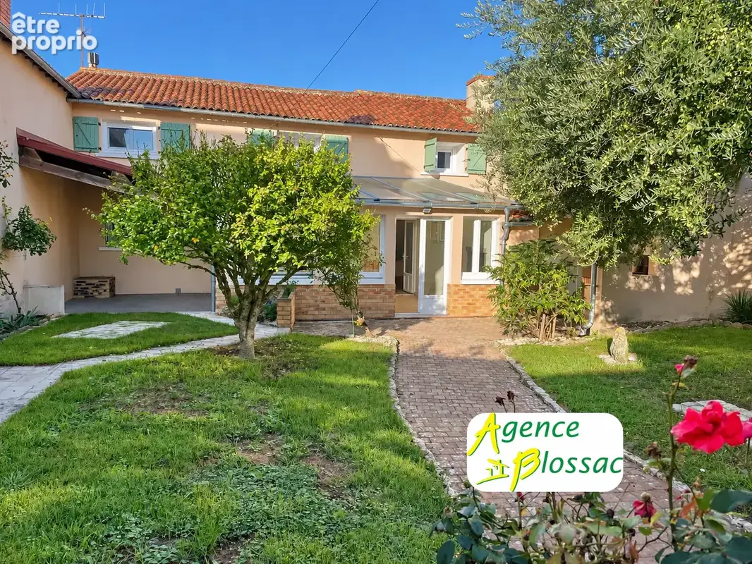 Maison de bourg avec terrain et dependances - photo 1