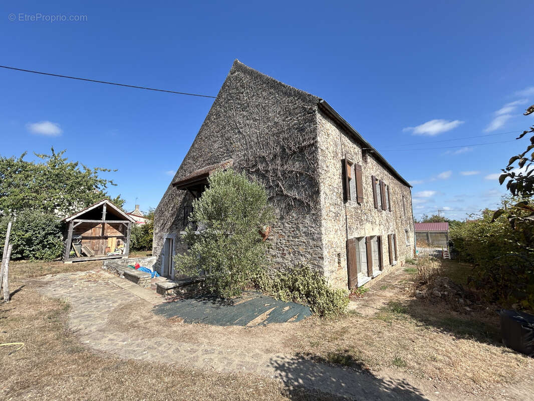 Une maison en pierres et tuiles de pays d'environ 160m2 comprenant: -Au rez-de-chaussée: cuisine aménagé avec - photo 2