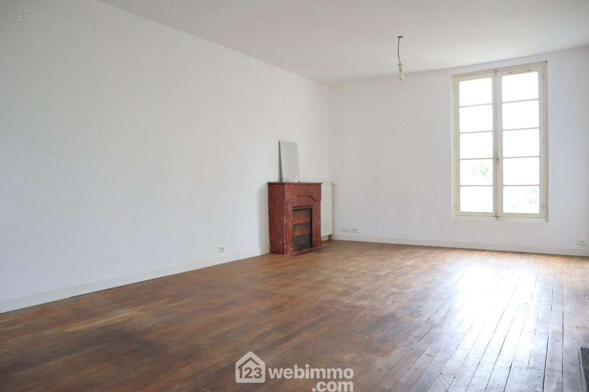 De l&#039;autre côté, le séjour de 27 m2, - Maison à CHAUVIGNY