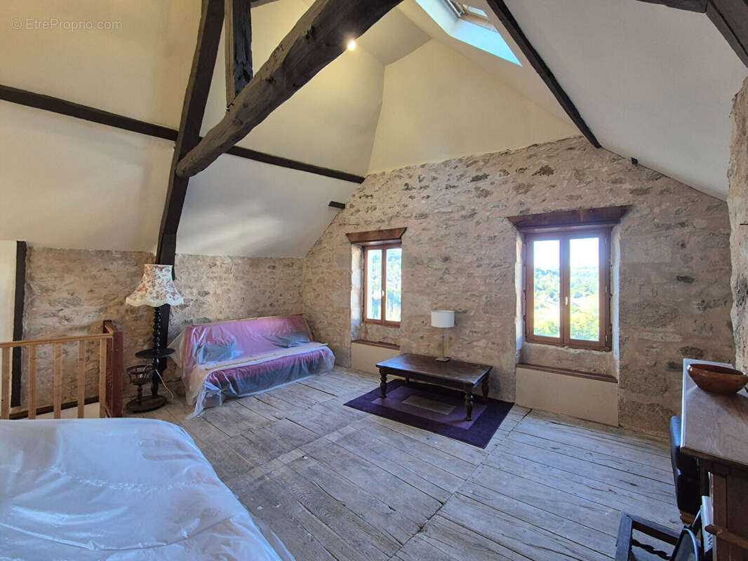 CORRÈZE. TREIGNAC. Maison en pierre avec 2 chambres. Vue imprenable. - photo 12