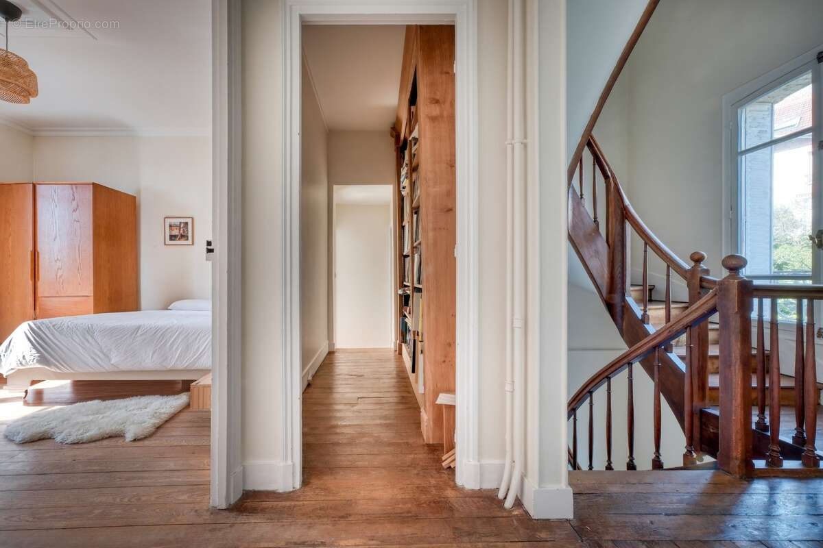 Belle maison meulière 8 pièces à vendre à JUVISY SUR ORGE (Essonne) à 20 km de Paris dans un quartier prisé ! - photo 12