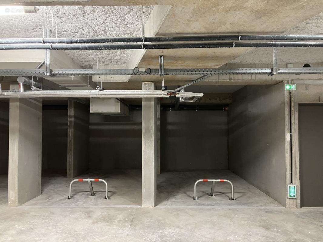 Parking à SAINT-PRIEST