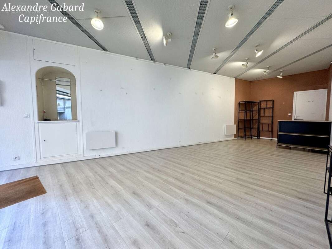 Centre ville - Immeuble en pierres d'environ 140 m² - photo 2