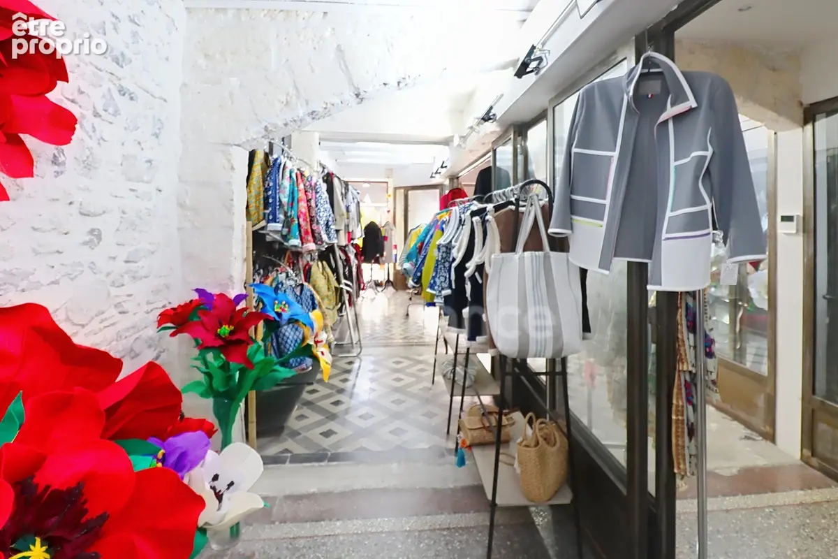 GARD (30) AIGUES−MORTES (30200) À Vendre dans la Cité Murs commerciaux Local de 115 m² qui seront libre d'occupation - photo 5