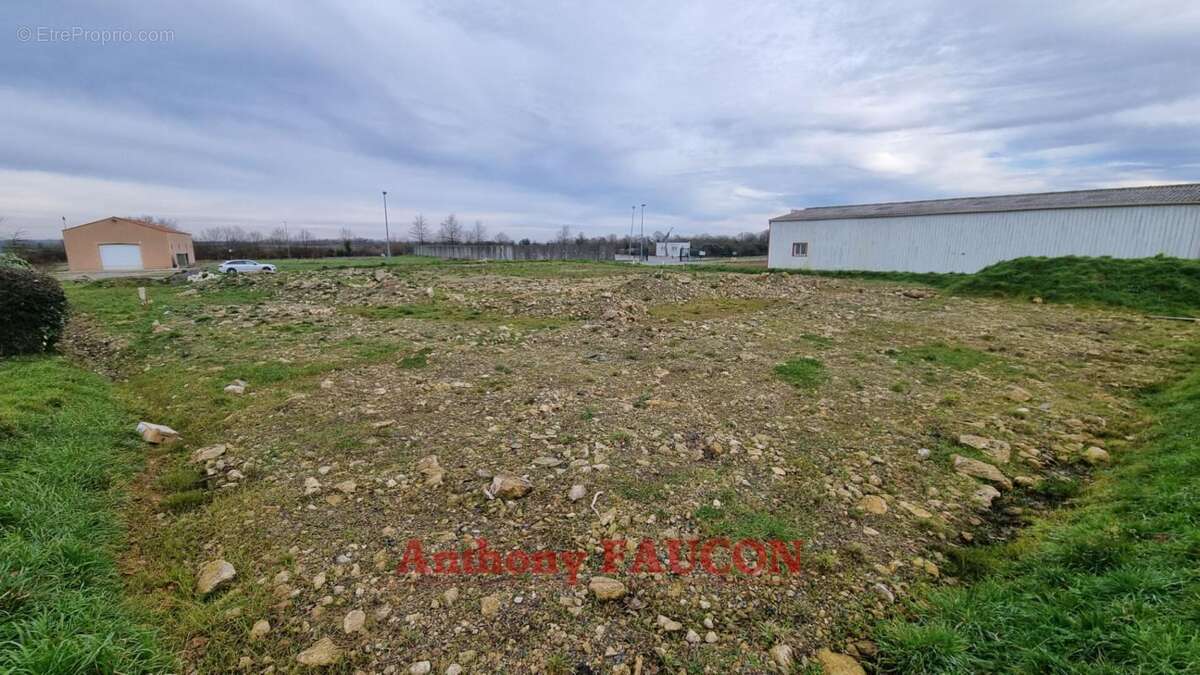 Terrain en zone artisanal Chateau Guibert 2176 m2 - photo 4