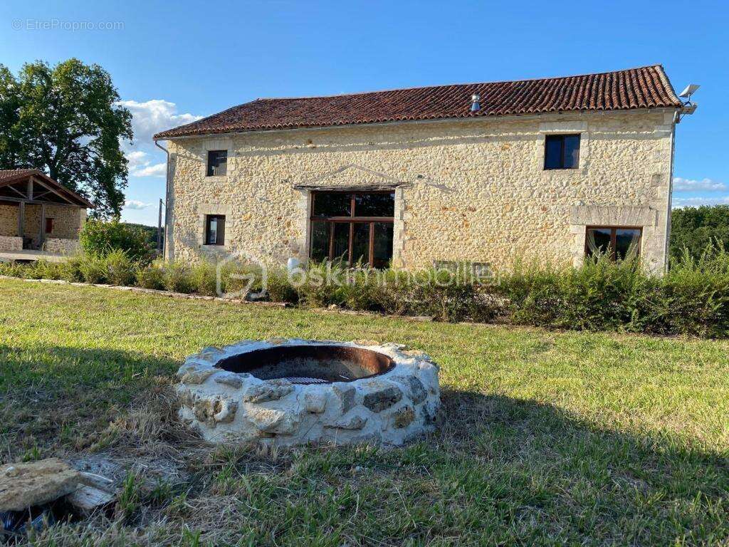 Maison à LUSSAS-ET-NONTRONNEAU