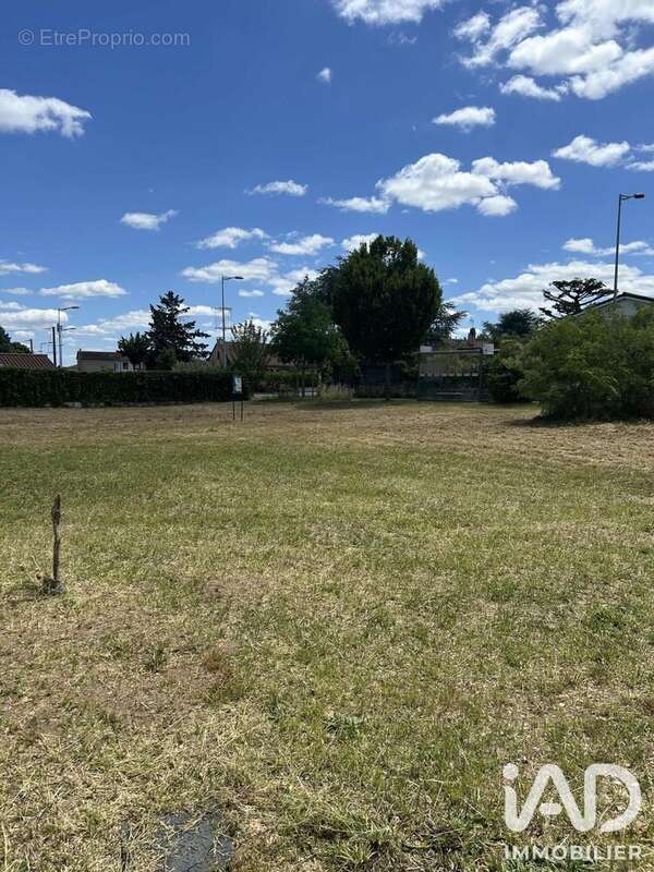 Terrain 751 m² à Saint-Genis-Les-Ollieres  - photo 2