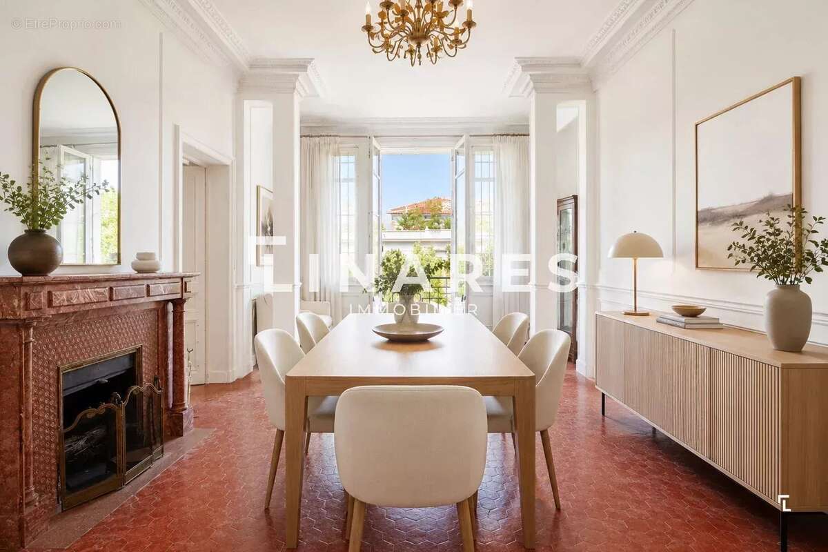 LE CHARME INTEMPOREL - Appartement T6 de 211m2 - Terrasse/Balcons - 2 Caves - Chambre de bonne + Box (en sus) - 13008 - photo 10