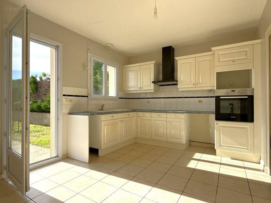 Attenante et décloisonnable, la cuisine aménagée équipée (12 m2), - Maison à QUINCAY