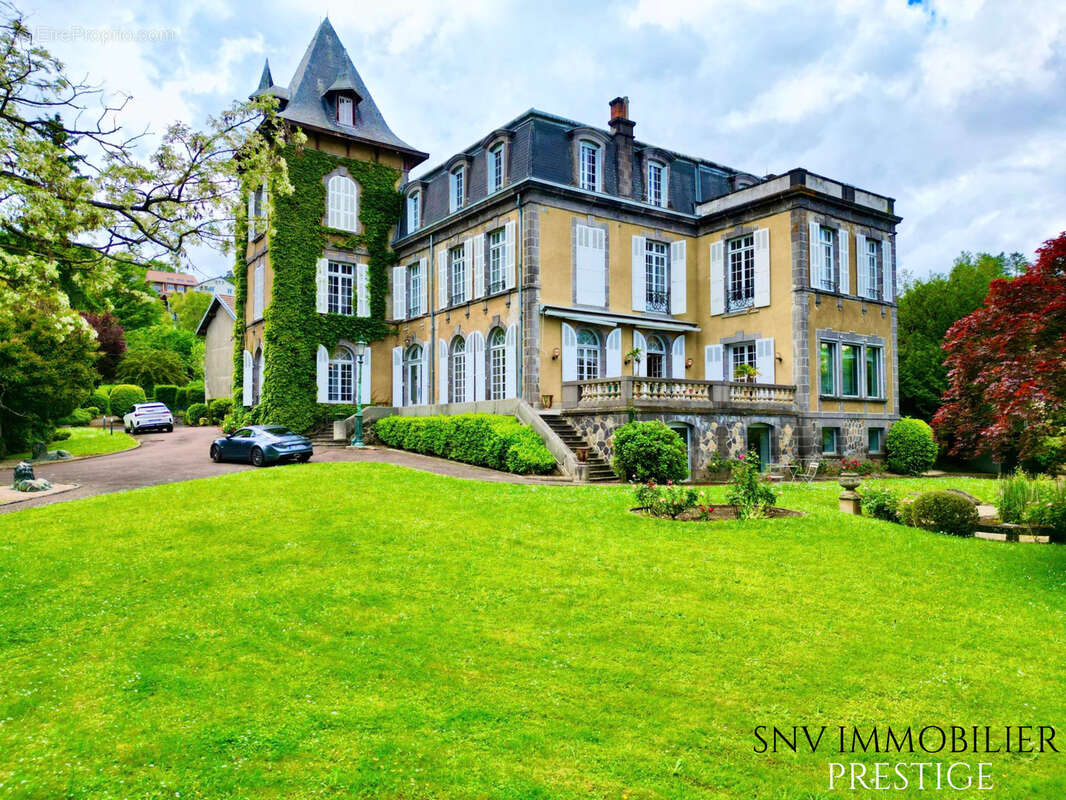 Château d'exception au sein d'un parc arboré avec dépendances, pavillon d'invités et maison de gardien - photo 8