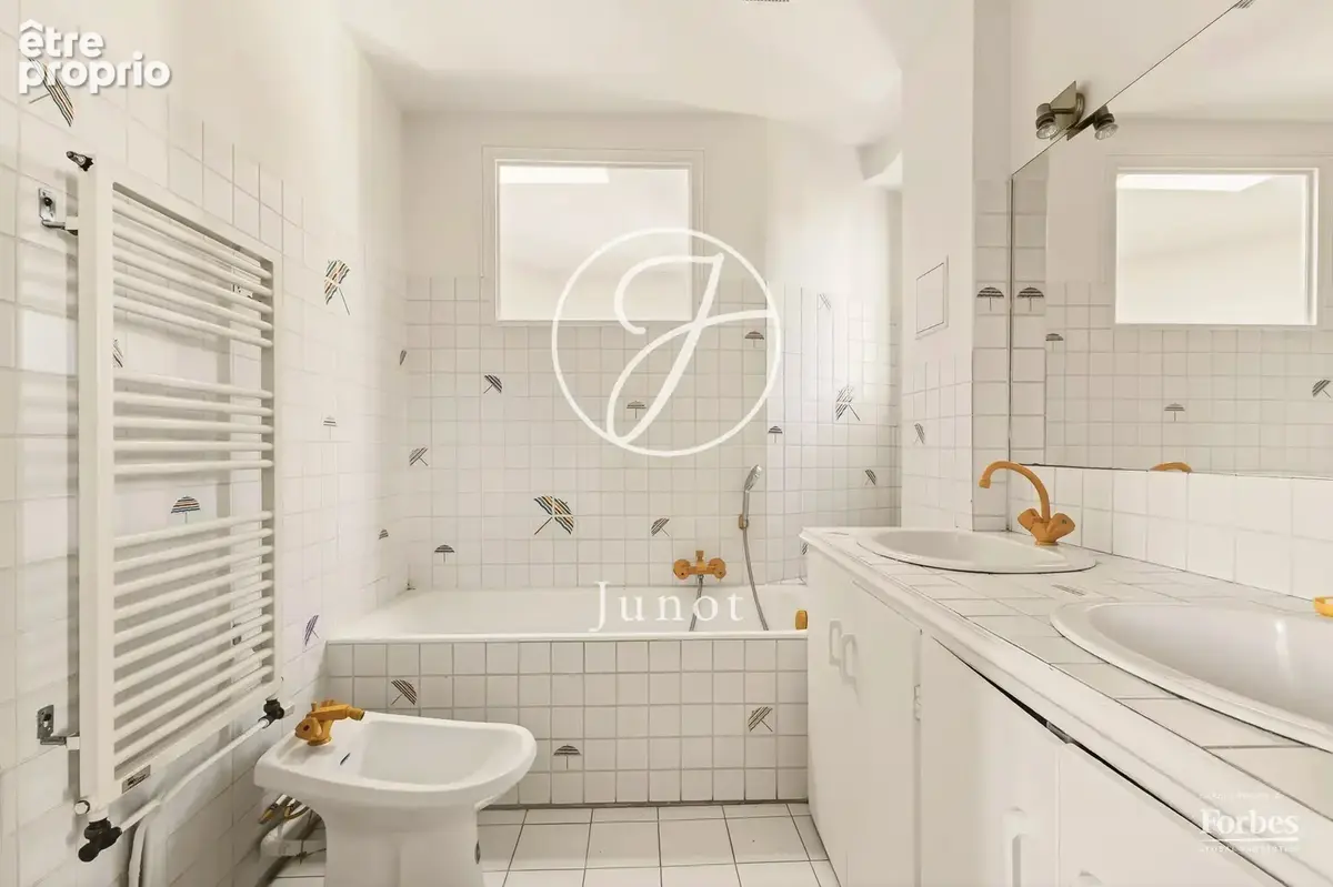 Saint-Cloud - MARCHE DES AVELINES - Maison 290m² - Terrain 350 m² - photo 12