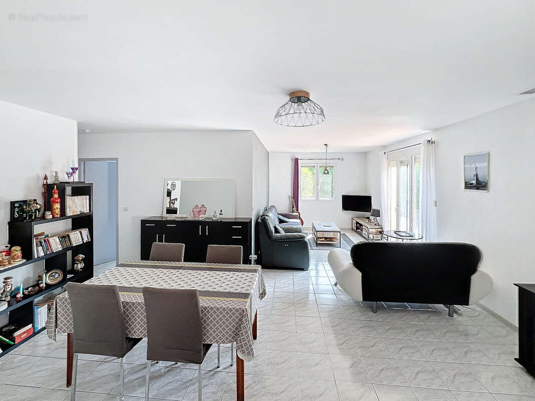 Maison à SAINT-LAURENT-DE-LA-SALANQUE