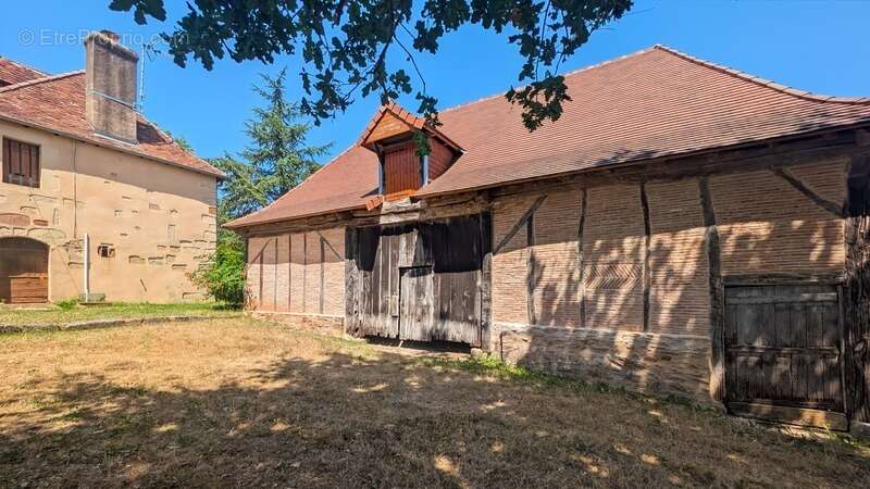 Propriété de caractère, piscine et dépendances - photo 2