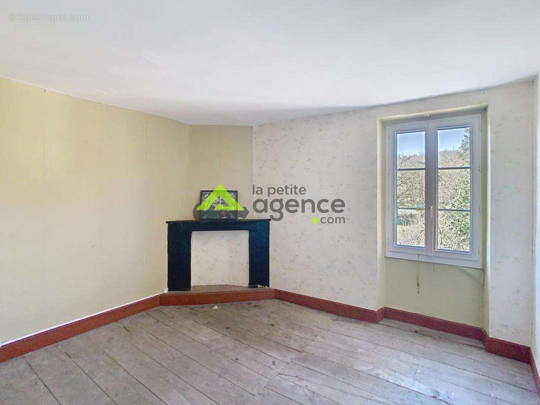 Maison à SAINT-MEDARD-LA-ROCHETTE