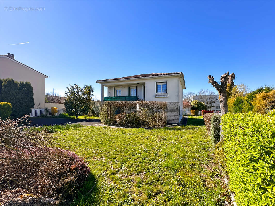 Maison à BARBEZIEUX-SAINT-HILAIRE