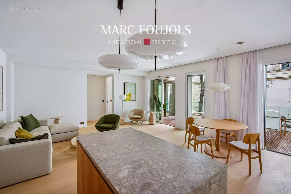 Appartement à PARIS-8E