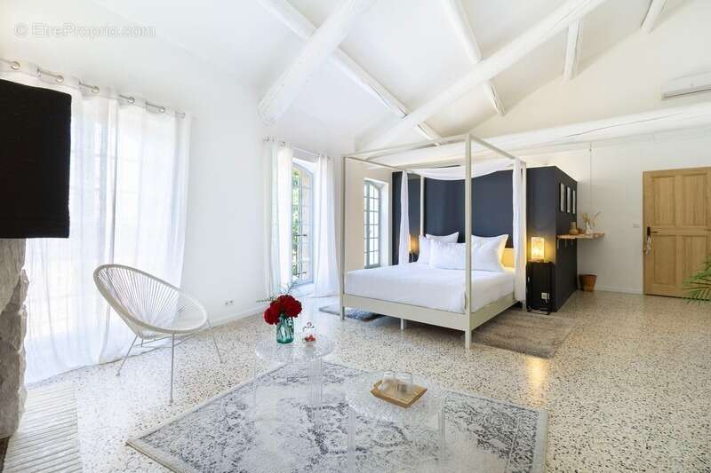 Maison de caractère (près de 320 m2, 5 chambres) avec cour intérieure, piscine & appartement indépendant (près de 135 m2, 2 cham - photo 8