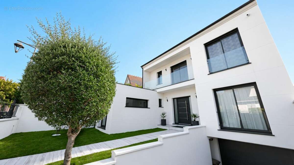 Maison à CHENNEVIERES-SUR-MARNE