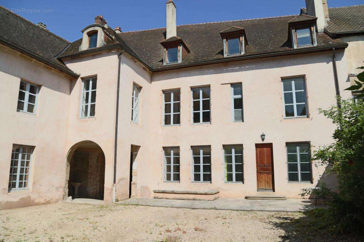 Hôtel particulier du 18ème siècle ouvrant sur cour fermée - photo 3