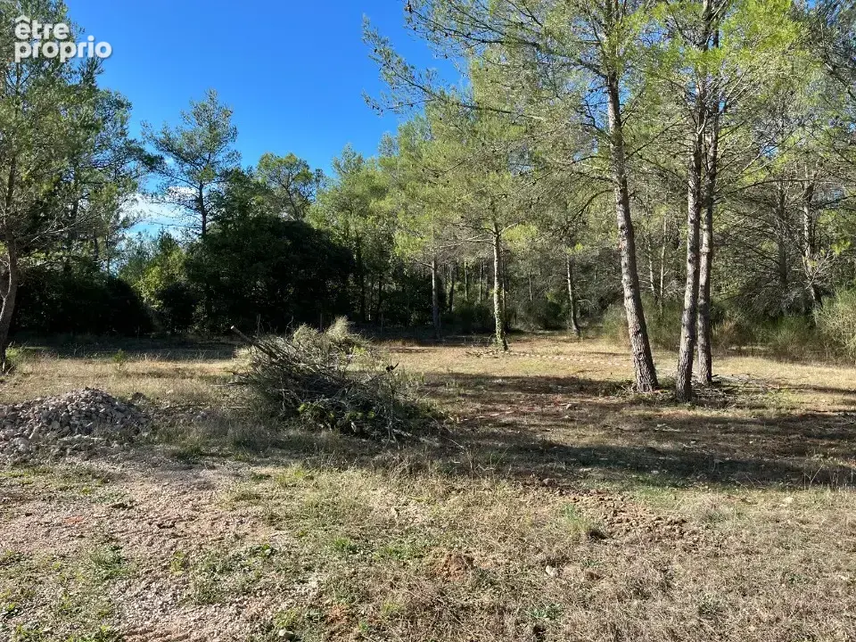 Terrain à MEOUNES-LES-MONTRIEUX