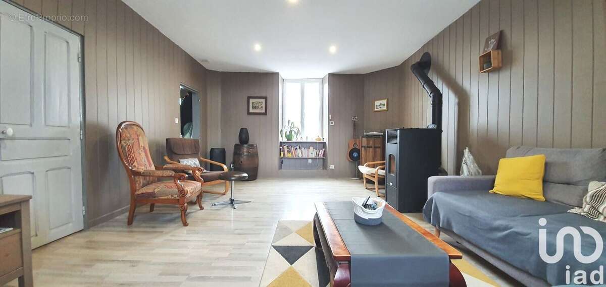 Photo 2 - Maison à SAINT-GERMAIN-LES-VERGNES