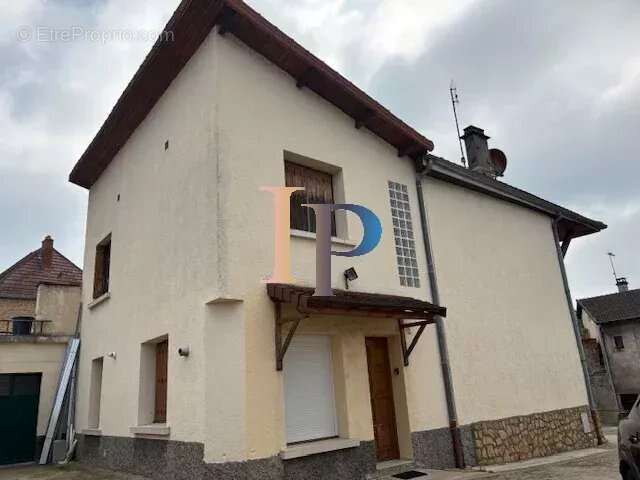 Maison à POUILLY-SOUS-CHARLIEU