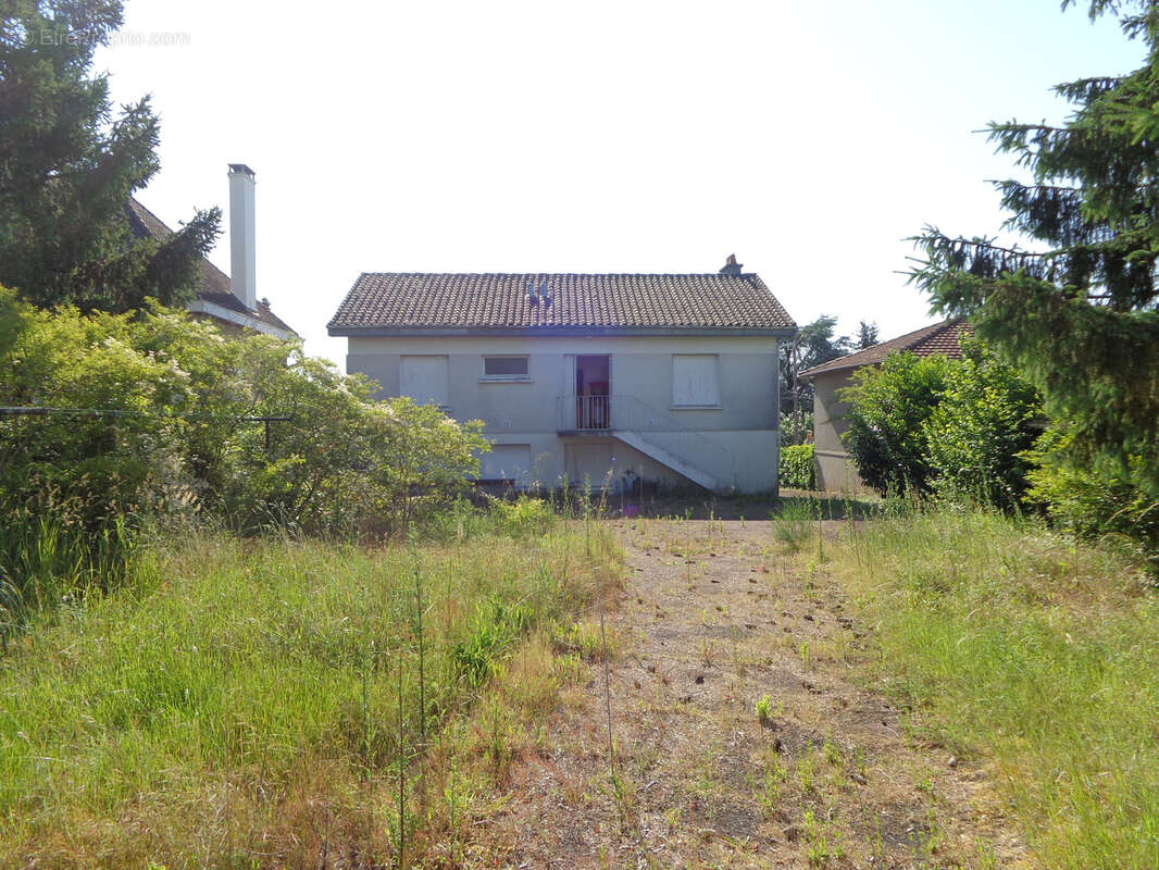 Civray, maison 122 m2 environ, garage, grand atelier, terrain 1500 m2 environ - photo 3