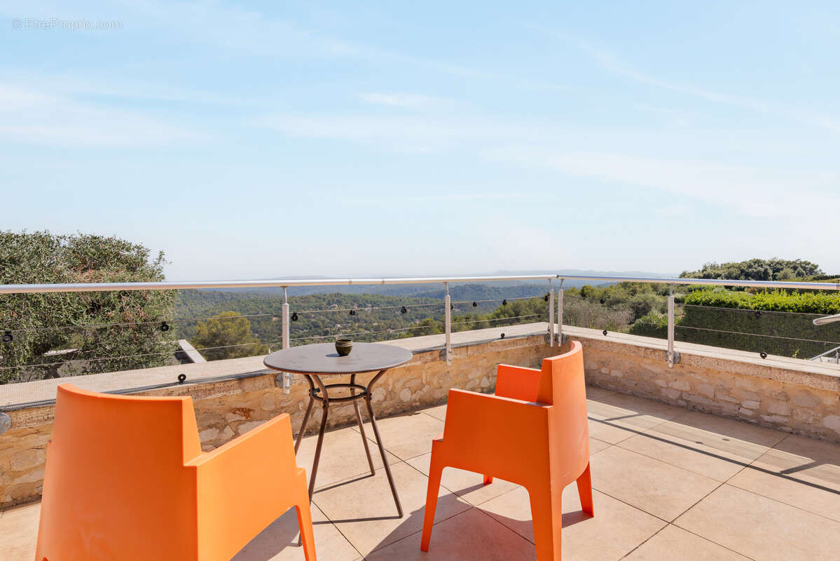 TOURRETTES-SUR-LOUP — Villa d'exception avec vue mer panoramique - photo 17