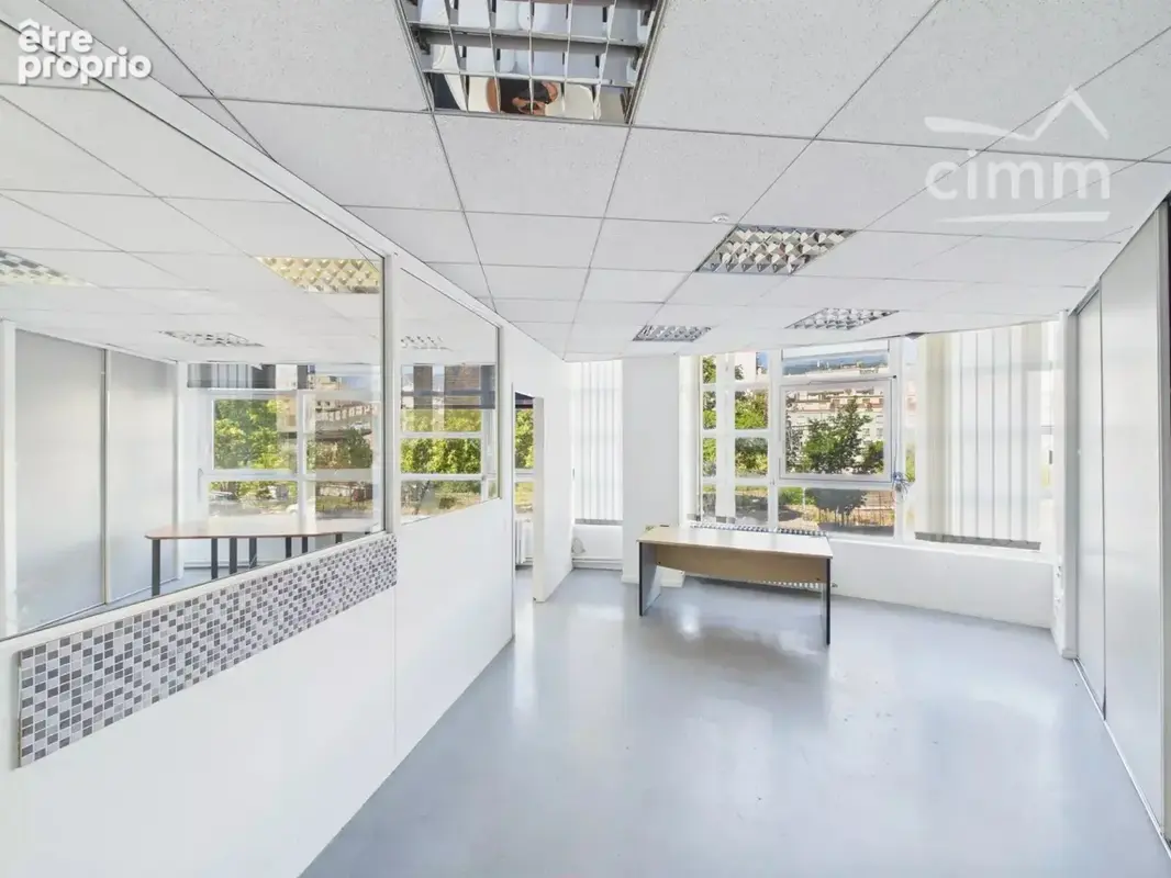 Local Commercial / Bureaux de 228 m² - Quartier de l'Aigle - photo 2