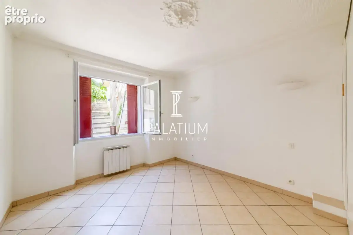 Appartement T2 rénové avec cour et cave voutée - photo 5