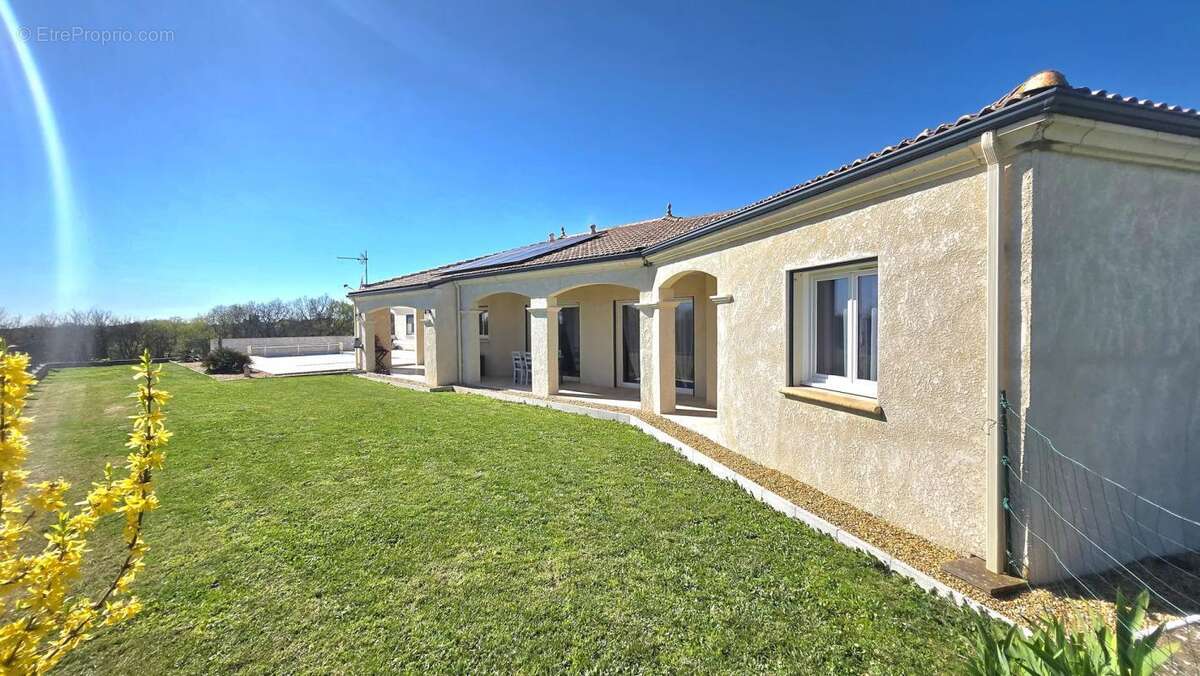 Maison à MONTAIGU-DE-QUERCY