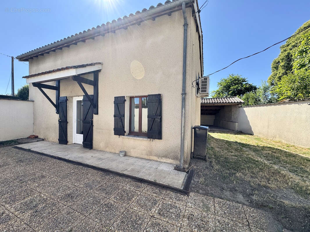 VILLENEUVE SUR LOT, Maison de plain pied avec 2 chambres et jardin proche des commerces. - photo 2