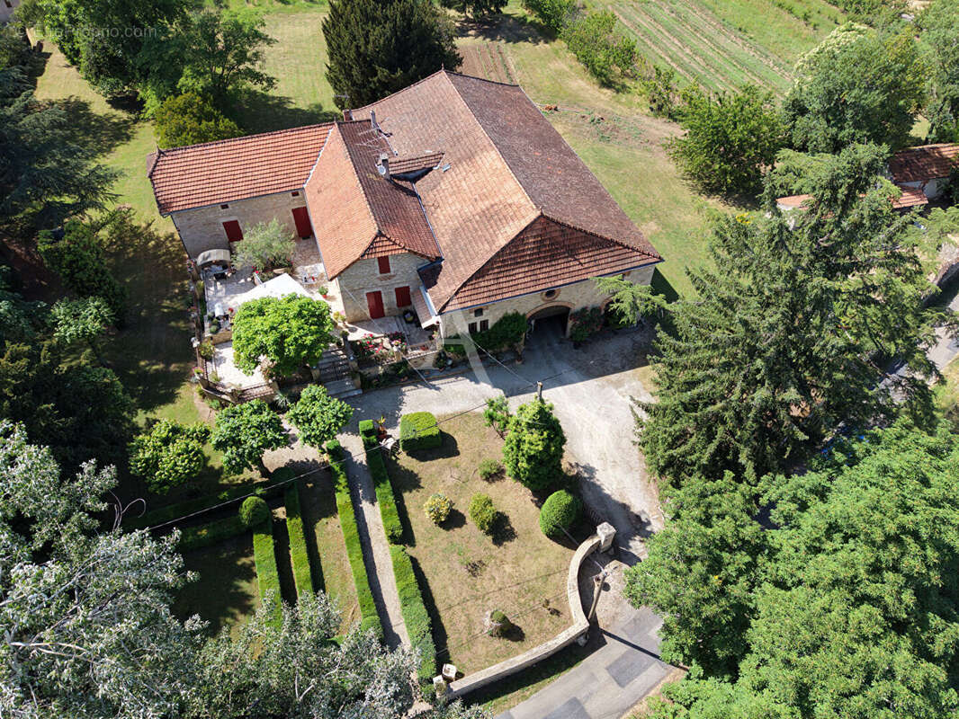 Maison  en pierre de194 m2 et granges - photo 14