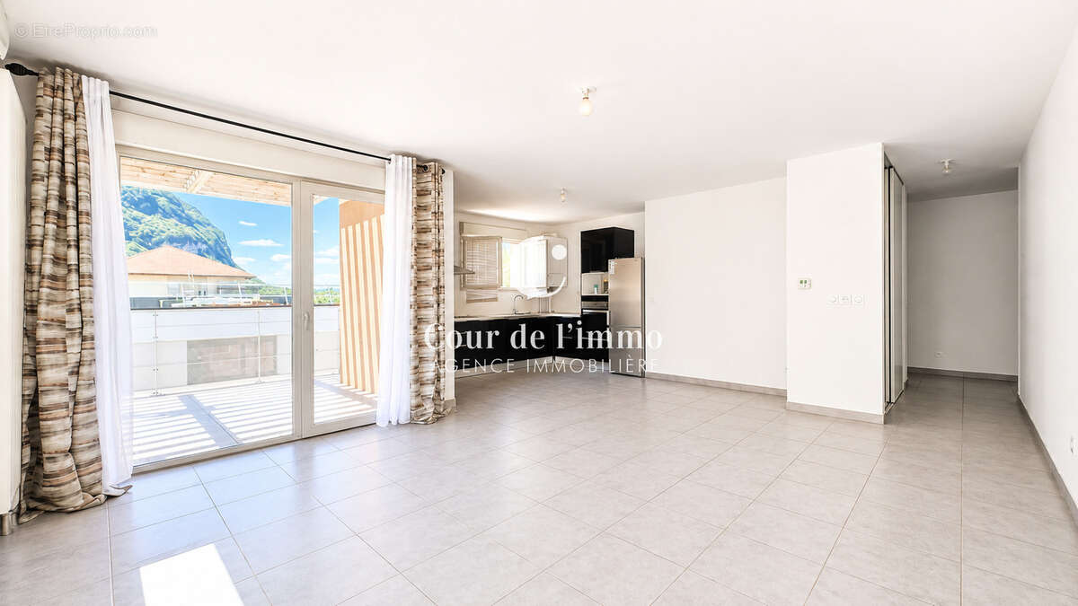 Appartement à ETREMBIERES