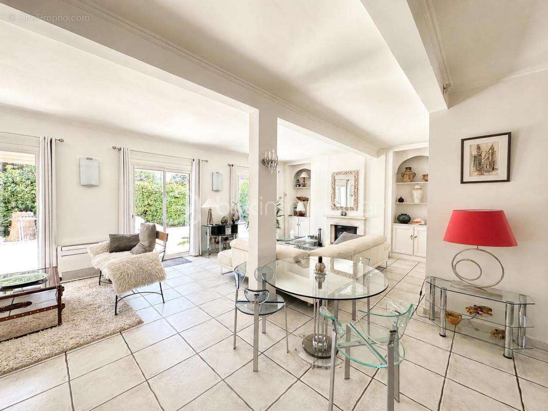 Valras-Plage – Superbe maison T6 de 190 m² avec piscine chauffée et garage sur terrain de 278 m2 - photo 4
