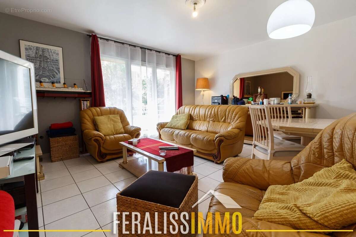 F3 lumineux avec terrasse, parking et calme en centre ville - photo 3
