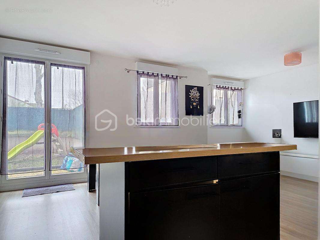 Appartement à VAUJOURS