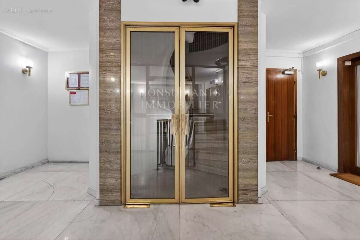Appartement à PARIS-16E