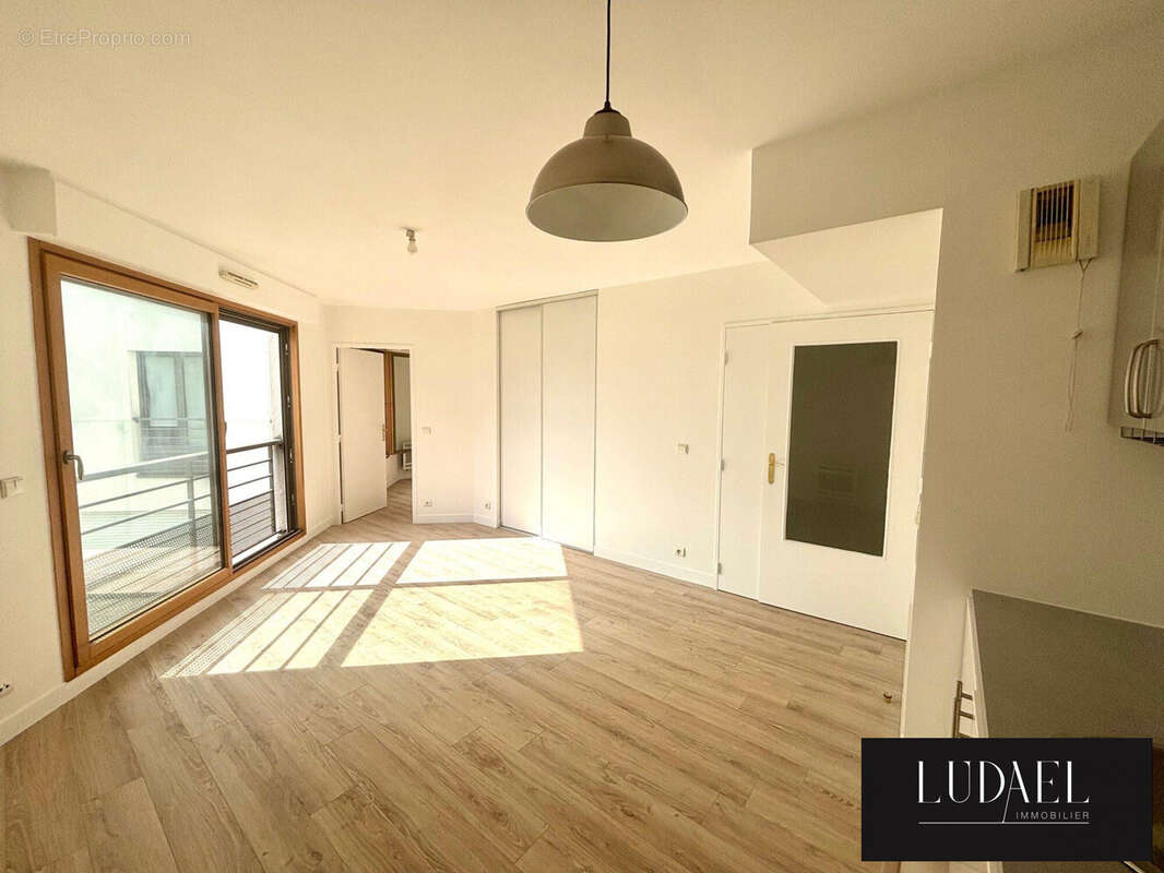 séjour lumineux sur cour - Appartement à SAINT-OUEN