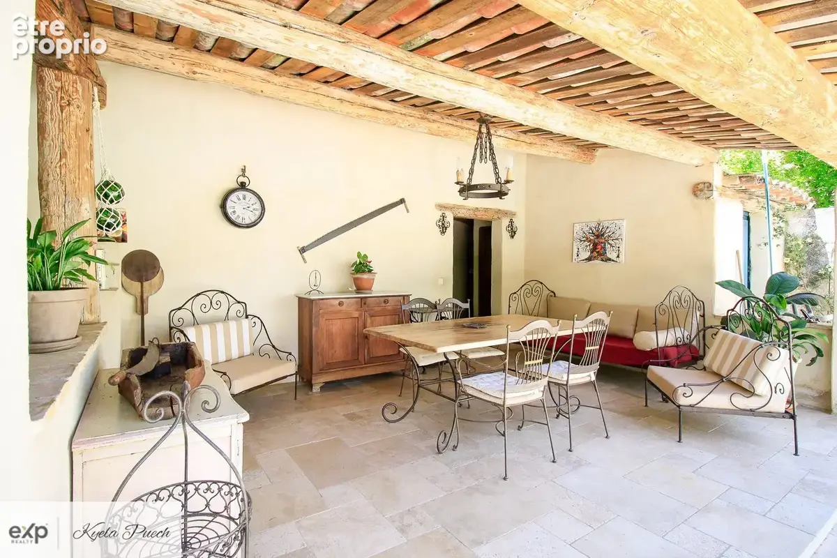 Kyela Puech présente une bastide renovée au Puy Sainte Réparade, à 15mins de Aix-en-Provence, 5 mins de Chateau Lacoste, avec dépendance de 50m2, piscine, pool house et annexes- en campagne