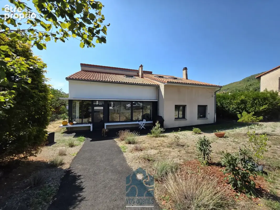 Maison individuelle neuf pièces avec terrasse, jardin et stationnements - photo 16