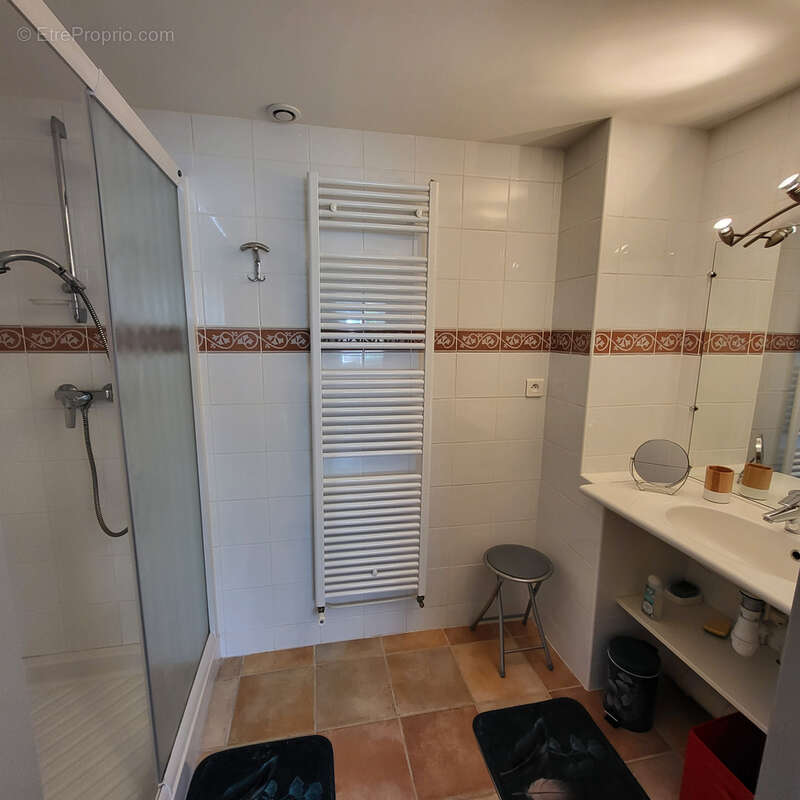 Maison en pierres mitoyenne d'un côté. - photo 9