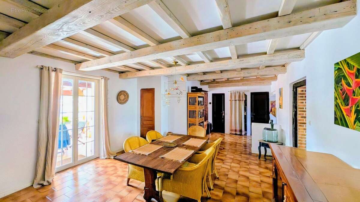 Maison à MAUGUIO