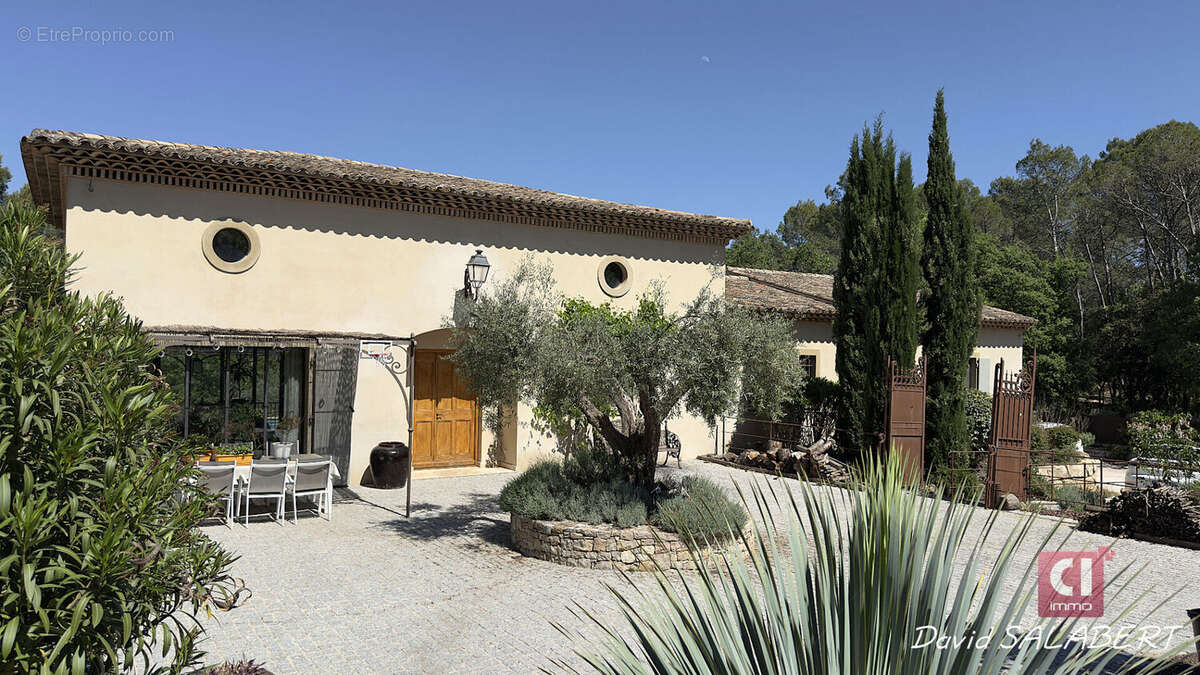 Le Thoronet - Propriété de 195 m² avec vaste réception, dépendance et sous-sol - photo 17