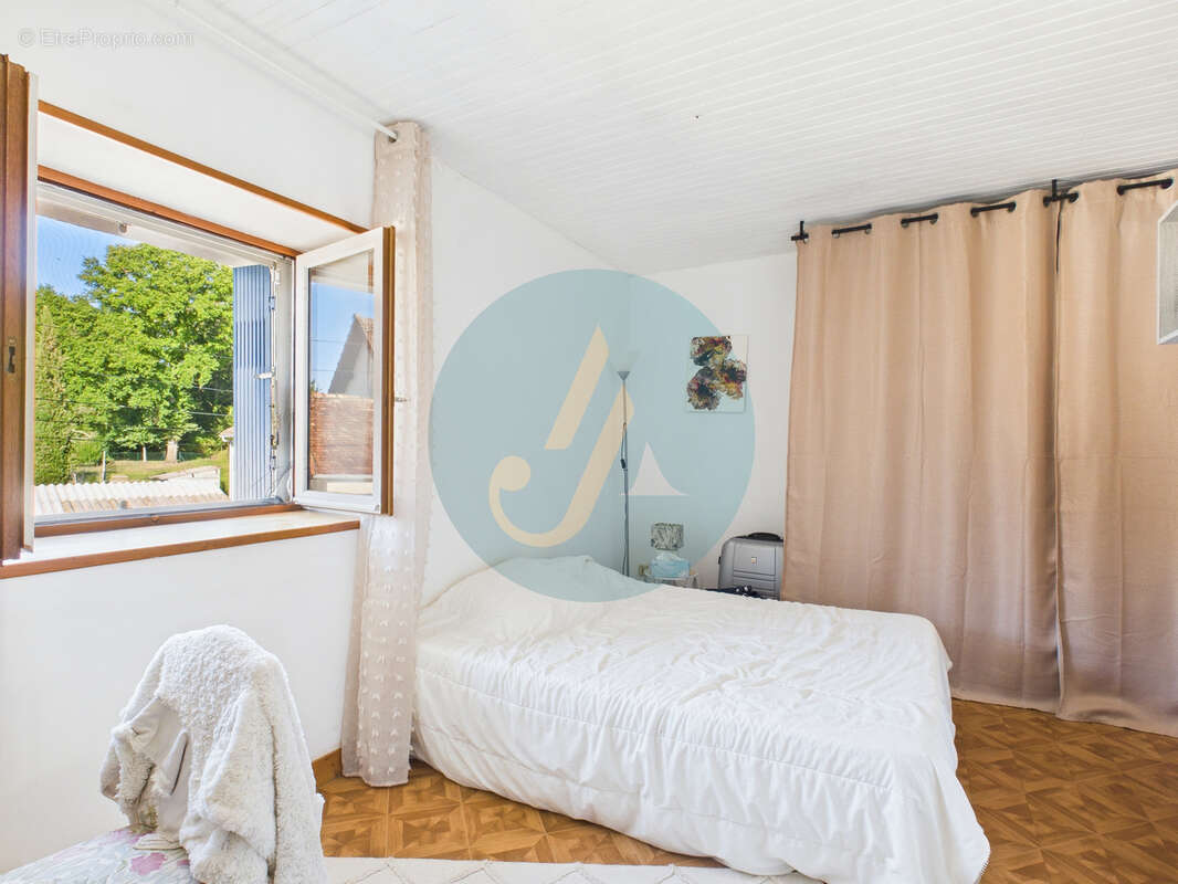 Maison à SAINT-AMAND-EN-PUISAYE