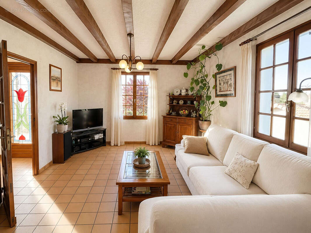 Maison à MONTMOREAU-SAINT-CYBARD