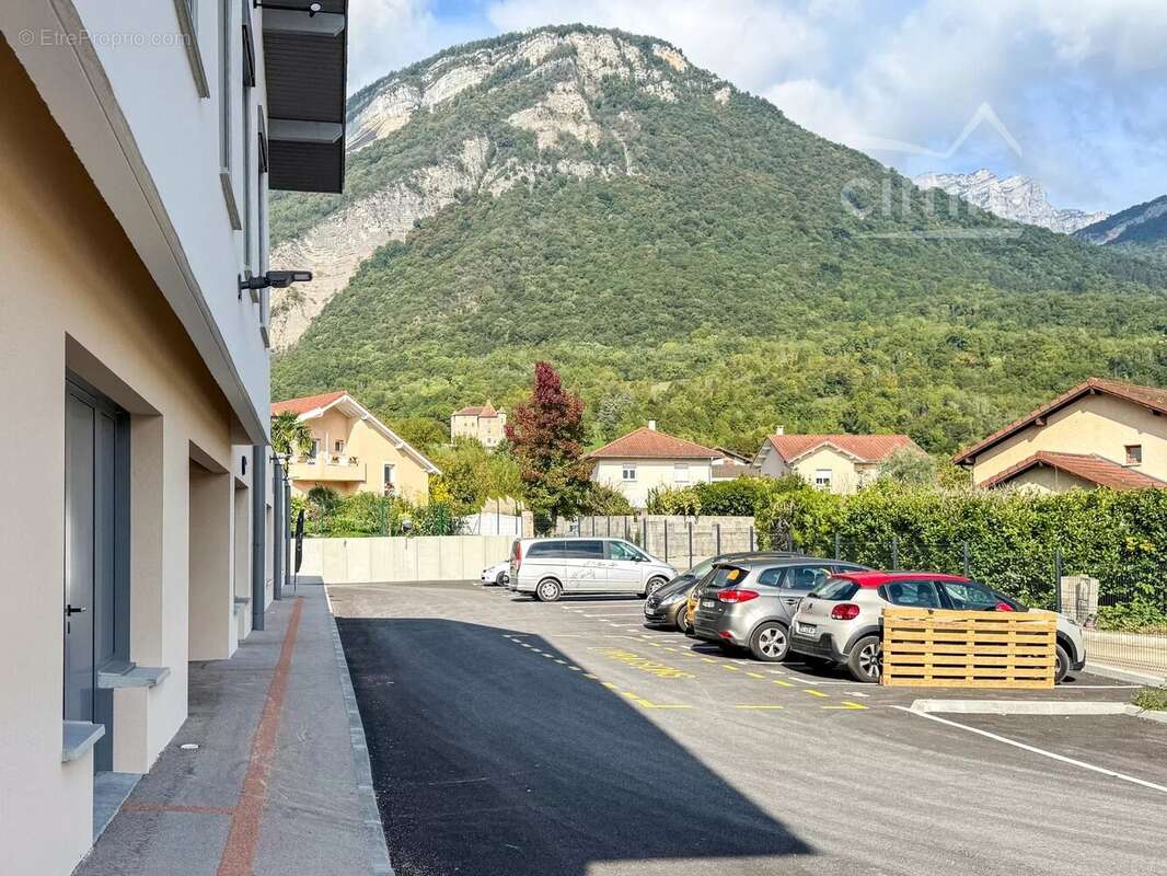 Commerce à LA TERRASSE