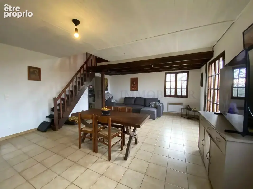 Propriété comprenant deux maisons d’habitation et une grange sur un terrain de de 6 ha environ. Situation dominante avec vue. - photo 7