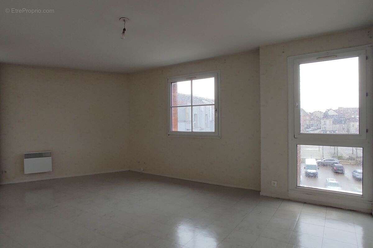 A vendre - romilly sur seine – 26 place des martyrs de la liberation porte n 06 etage n°3 - photo 3